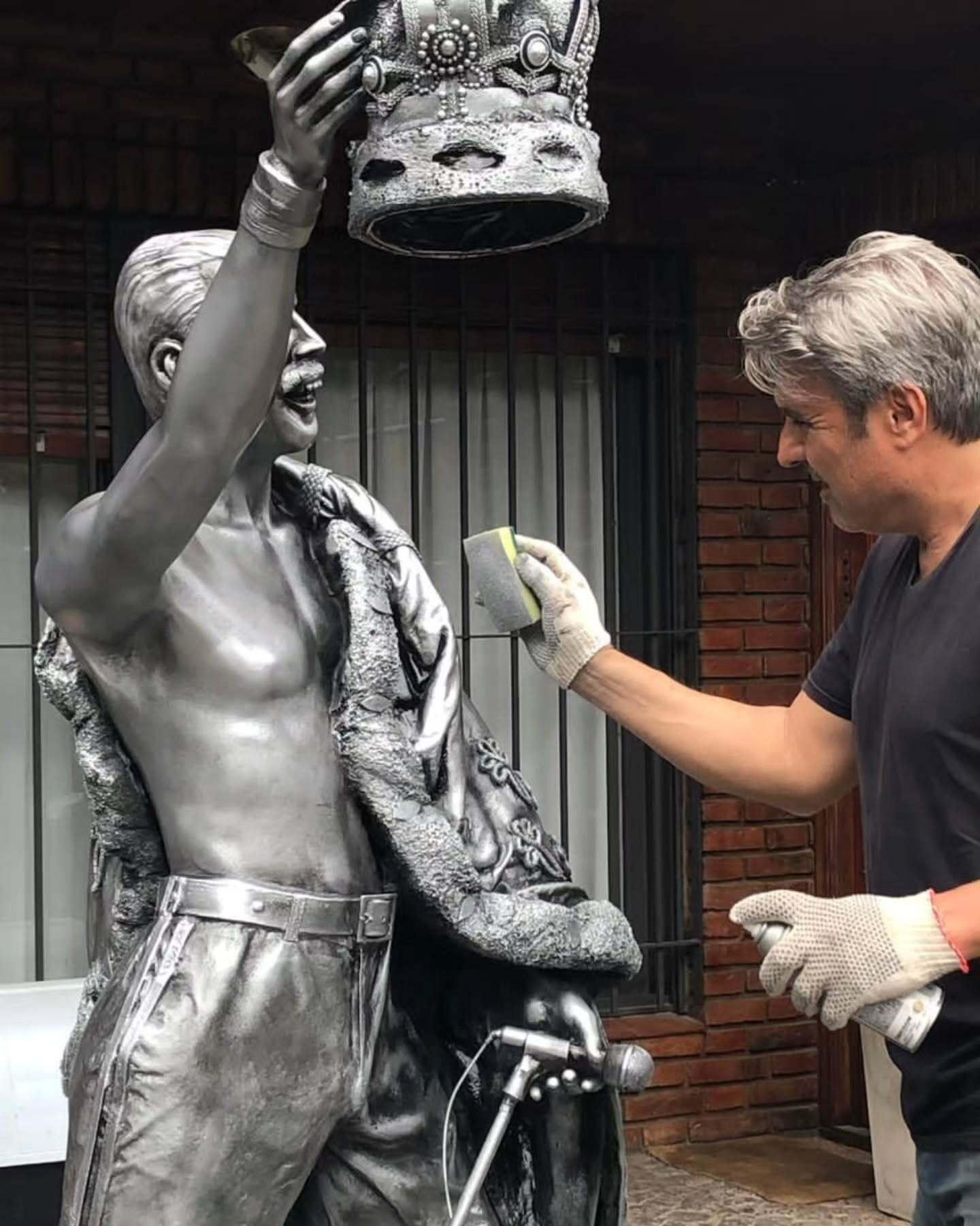 Carlos Baldas trabajando con una escultura de Freddy Mercury
