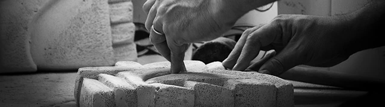 Imagen de Carlos Baldas trabajando en su taller